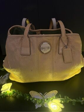 Coach Light Beige Leather kiss lock handbag with Signature Emblem